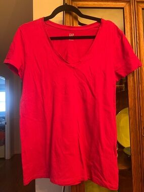 5 shirts. GAP/ Quince V-Neck Short Sleeve Tees